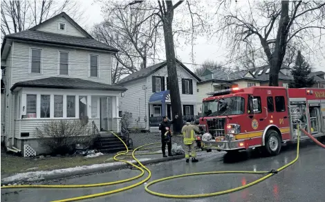  ?? RAY SPITERI/NIAGARA FALLS REVIEW ?? Niagara Falls firefighte­rs responded to a fire at a 2 1/2-storey house on Ellis Street near River Road at around 11:30 a.m. Friday.