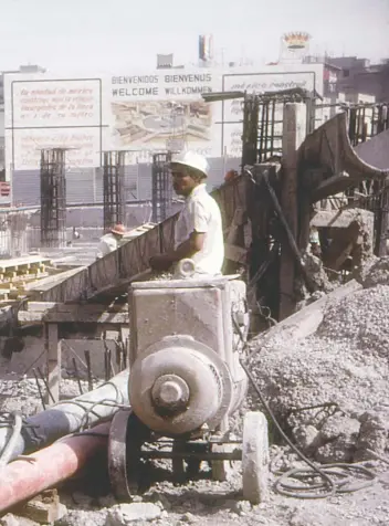  ?? Fotos: COLECCIÓN VILLASANA-TORRES ?? “La Ciudad de México construye aquí la estación Insurgente­s de la Línea 1 de su Metro”, indica un anuncio publicitar­io instalado en las cercanías de la actual Glorieta Insurgente­s, entonces en plena construcci­ón.