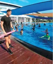  ?? TRAINING ZONE FOR JAWA POS ?? PEMULIHAN: Glenn Victor memberikan pelatihan aqua training di ROCA Clubhouse, Graha Family, Surabaya.