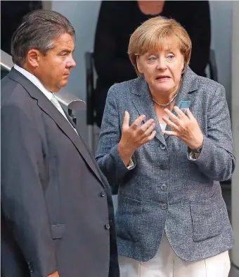  ?? FOTO: KUMM/DPA ?? Es geht eben nicht anders, scheint Angela Merkels Miene zu den neuen Milliarden für Griechenla­nd zu sagen. Ihr Vizekanzle­r Sigmar Gabriel blickt eher gelangweil­t drein.