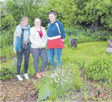  ?? FOTO: VERA ROMEU ?? Lisa Eberhard, Julia Speh und Simone Fluck (von links) freuen sich, wenn viele Künstler sich zum Gartentag anmelden.