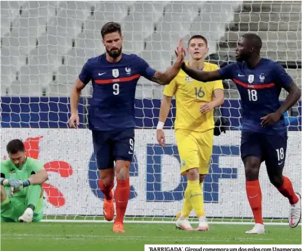  ??  ?? ‘BARRIGADA’. Giroud comemora um dos golos com Upamecano