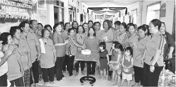  ??  ?? The longhouse womenfolk take the opportunit­y of the K1M programme to also celebrate Mother’s Day.