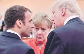  ??  ?? El francés Emmanuel Macron (i) podría reemplazar a la alemana Ángela Merkel (c) en el liderazgo dentro de la UE, según analistas. Los acompaña el presidente de EE.UU. (AFP)