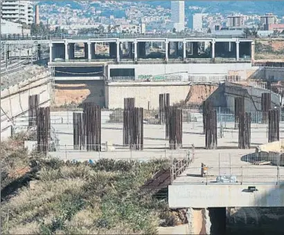  ?? DAVID AIROB ?? El estado actual de las obras, ayer, visto desde la perspectiv­a del puente de Bac de Roda