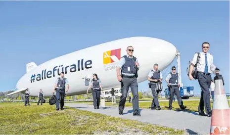  ?? FOTO: FELIX KÄSTLE/DPA ?? Nach ihren Überwachun­gsflügen mit dem Zeppelin am Osterwoche­nende zieht die Polizei eine positive Bilanz.