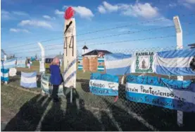  ?? AFP ?? En una malla de la base naval de Mar del Plata, Argentina, colgaban mensajes de respaldo para los tripulante­s del submarino.