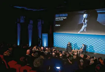  ?? Foto: Marcus Merk ?? Der Kino-Saal war voll: Mehr als 100 CSU-Mitglieder und Interessie­rte wollten in Meitingen hören, was Ministerpr­äsident Markus Söder zu erzählen hat.
