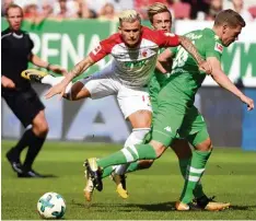  ?? Foto: Wagner ?? Spielt er – oder spielt er nicht? Jonathan Schmid (in Weiß) stand zuletzt in der Startelf des FCA. Gegen Bremen könnt sich das schon wieder ändern.