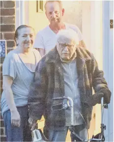  ?? Picture: Habibur Rahman ?? BELLBOY John Castleton, 98, with his daughter Joanne White and her husband David While in Grover Street.