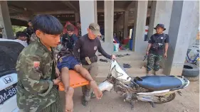  ?? (Free Burma Rangers via AP) ?? Dave Eubank, center, founder of the Free Burma Rangers, evacuates the wounded after a Buddhist monastery sheltering civilians displaced by fighting in the town of Papun, Karen state, Myanmar, was attacked on March 31 by a regime warplane.