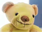 ??  ?? Der Teddybär ist ein gefährlich­es Spionagege­rät. In seiner Nase hat er eine Videokamer­a.