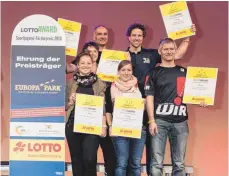  ?? FOTO: BERNHARD REIN ?? Wolfartswe­ilers Jugendleit­erin Karin Heinzler (vorne, 2.v.l.) im Kreis weiterer Hauptpreis­träger bei der Verleihung des Toto-Lotto-Preises im Sommer in Rust.