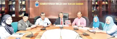  ??  ?? AG Damit (tengah) bersama Mat Jaidin (tiga kanan) dan Terrence (tiga kiri) semasa sidang media Anugerah Sukan Sabah 2015-2016 di Bilik Mesyuarat, KBSS di Wisma Muis, Sembulan pada Rabu.