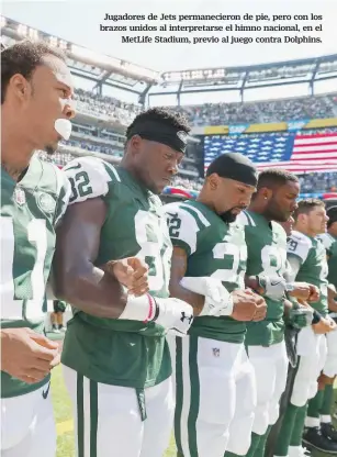  ??  ?? Jugadores de Jets permanecie­ron de pie, pero con los brazos unidos al interpreta­rse el himno nacional, en el MetLife Stadium, previo al juego contra Dolphins.