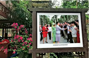  ??  ?? Le 28 mars 2015, les femmes des dirigeants étrangers qui participen­t à la conférence annuelle du Forum de Boao pour l’Asie sont invitées par Mme Peng Liyuan à visiter le village de Beireng.