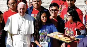  ??  ?? DECLARACIÓ­N. El papa Francisco posa junto a un grupo de jóvenes.