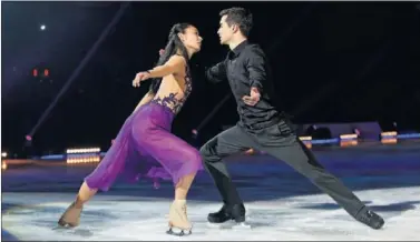  ??  ?? BELLEZA. Javi Fernández patina con elegancia junto a su novia, la japonesa Miki Ando.