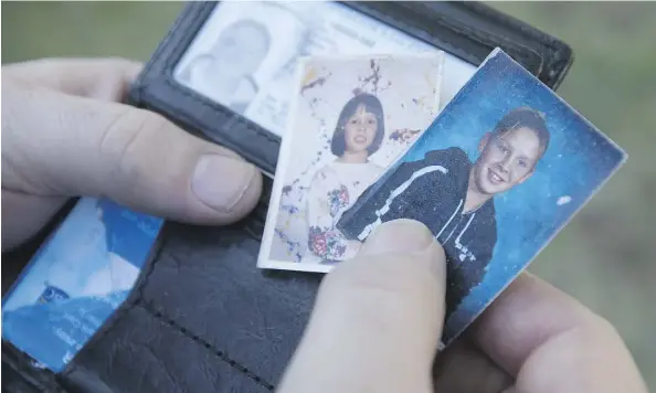  ?? DAVID BLOOM ?? For wildfire evacuee Paul Trenholm, these two wallet photograph­s he keeps of his daughter (now 27) are some of the only pictorial mementos he has left after fleeing Fort McMurray.