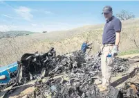  ?? JAMES ANDERSON THE ASSOCIATED PRESS ?? A U.S. National Transporta­tion Safety Board investigat­or said the helicopter crash had a debris field of 500 to 600 feet.