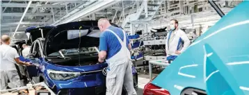  ?? ?? Workers assemble the new Volkswagen ID.4 electric sport utility vehicle at the VW factory in Zwickau, Germany