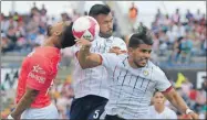  ??  ?? Miguel Ponce (derecha) pelea por el balón por aire, ante un rival