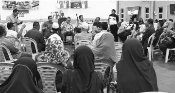  ??  ?? Fadillah (seated facing camera, second left) with Fazzrudin on his right discusses issues brought up by the Kampung Matang Batu 10 villagers during the session.