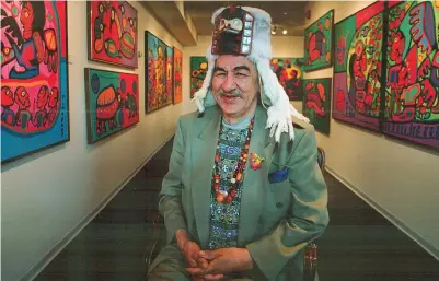  ?? (Getty) ?? Prolifico Norval Morrisseau (1932-2007) tra le sue opere. La polizia canadese ha smascherat­o una maxi frode ai suoi danni