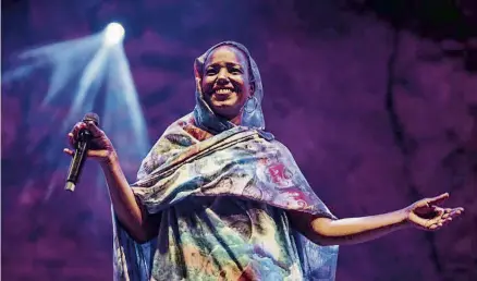  ?? CESC MAYMÓ ?? La cantautora sahrauí Aziza Brahim, refugiada a Catalunya, va tornar al Teatre Grec