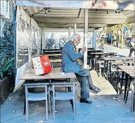  ?? CÉSAR RANGEL ?? Un hombre se toma un café para llevar en una terraza cerrada