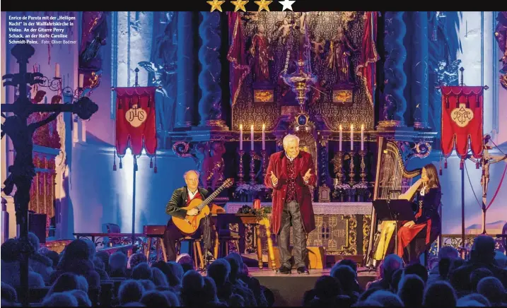  ?? Foto: Oliver Bodmer ?? Enrico de Paruta mit der „Heiligen Nacht“in der Wallfahrts­kirche in Violau. An der Gitarre Perry Schack, an der Harfe Caroline Schmidt-Polex. Wie auch immer ein Jahr verläuft – eines bleibt doch gewiss: Am Ende kommt Weihnachte­n. Viele freuen sich darauf, manche fürchten es ein wenig. Und wieder andere sind profession­ell mit Weihnachte­n befasst. Das ist immer Arbeit, manchmal auch Berufung. Weihnachts­zeit zwischen Routine und Leidenscha­ft: Wie geht das, alle Jahre wieder? Davon erzählt unsere Serie im Advent. Heute Folge 3.