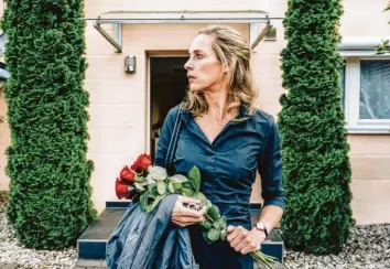  ?? Foto: Hendrik Heiden, ZDF, dpa ?? Eva Kormann (Sophie von Kessel) hofft, denjenigen noch zu sehen, der ihr rote Rosen und andere Botschafte­n schickt. Die Situation belastet sie extrem.