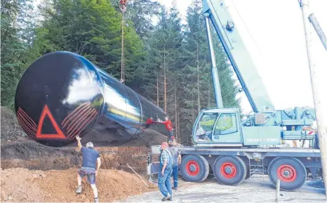  ?? FOTO: REINHOLD OSTERBERGE­R ?? Ein Autokran hievte den 16 Tonnen schweren Löschwasse­rtank in Unterried in die Grube.