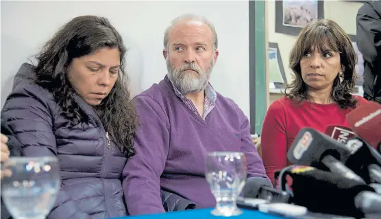  ?? MARCELO MARTÍNEZ ?? Reclamos. Sergio Maldonado con su esposa y la abogada dela familia ayer en una conferenci­a de prensa en Esquel.