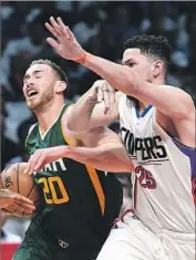  ?? Wally Skalij Los Angeles Times ?? AUSTIN RIVERS, a Clippers reserve, offers resistance against Utah star Gordon Hayward in Game 5.