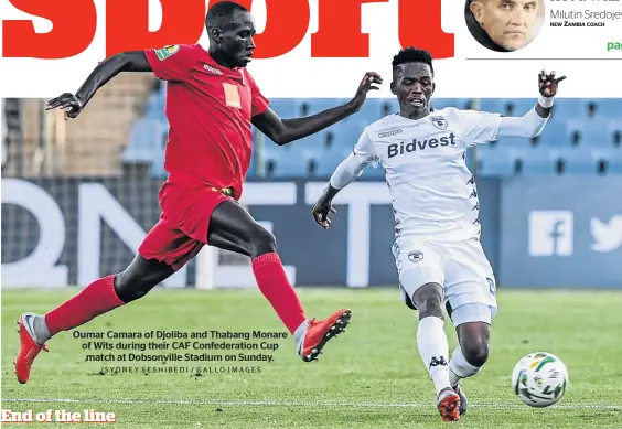  ?? /SYDNEY SESHIBEDI / GALLO IMAGES ?? Oumar Camara of Djoliba and Thabang Monare of Wits during their CAF Confederat­ion Cup match at Dobsonvill­e Stadium on Sunday.