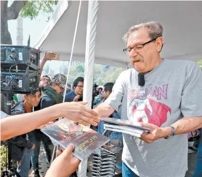  ?? JESÚS QUINTANAR ?? Paco Ignacio regaló ejemplares de La sombra del caudillo, de Martín Luis Guzmán.