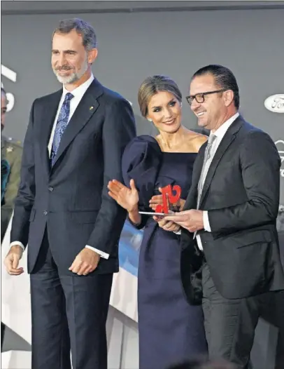  ??  ?? PREMIO REAL. Mijatovic posó con el premio de As junto a los Reyes de España.