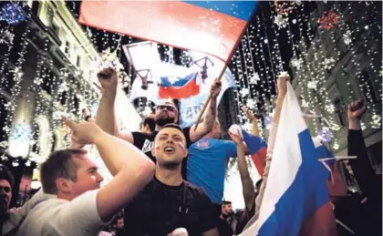  ?? AP ?? Pese a que el juego entre Rusia y Egipto se llevó a cabo en el Estadio San Petersburg­o, la celebració­n por la victoria 3-1 explotó en otras ciudades. Aquí, hinchas ondean sus banderas en la capital, Moscú.