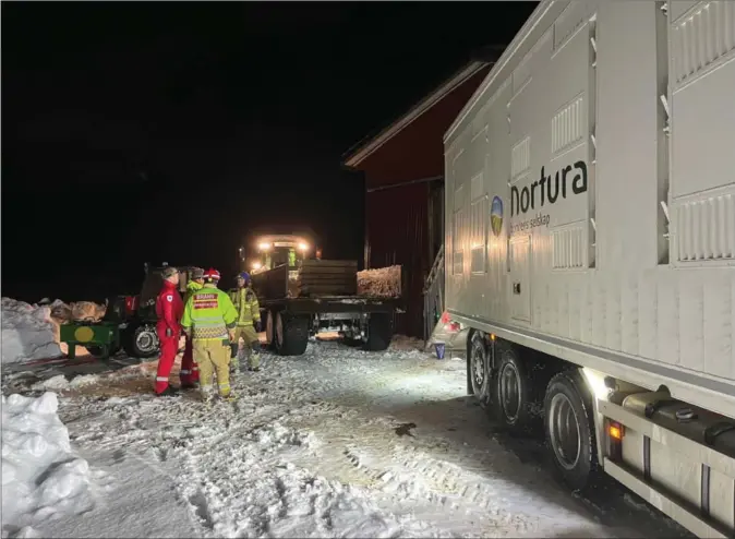  ?? FOTO: TOM ARILD STØLE ?? En takkonstru­ksjon på en driftsbygn­ing på Kvavik i Lyngdal kollapset rundt midnatt natt til lørdag. Det ble satt i gang evakuering av dyrene som var inne i driftsbygn­ingen.