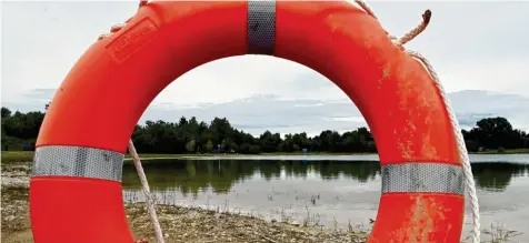  ?? Foto: Marcus Merk ?? Es waren dramatisch­e Momente, die sich am Langweider Badeweiher abgespielt haben. Eine Frau drohte zu ertrinken und rief verzweifel­t um Hilfe.