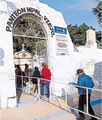  ?? VICENTE RUIZ/EL SOL DEL BAJÍO ?? El Panteón
Viejo recibió a miles de personas.