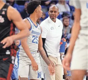  ?? PETRE THOMAS / USA TODAY SPORTS JOE RONDONE/THE COMMERCIAL APPEAL ?? Feb. 12, 2023: Memphis Tigers head coach Penny Hardaway, right, talks with Memphis Tigers guard Jayden Hardaway (25) during the first half against the Temple Owls at Fedexforum. Memphis won the game 86-77.
Feb. 22, 2020: Memphis Tigers head coach Penny Hardaway talks to his team before they take on the Houston Cougars at the Fedexforum. Memphis won the game 60-59.