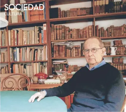  ??  ?? El artista Eduardo Vilches, de 84 años, posa en su casa de Ñuñoa.