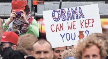  ?? CLEMENS BILAN, EUROPEAN PRESSPHOTO AGENCY ?? A young spectator takes a picture during a conversati­on event with former president Barack Obama on Thursday at Brandenbur­g Gate in Berlin.