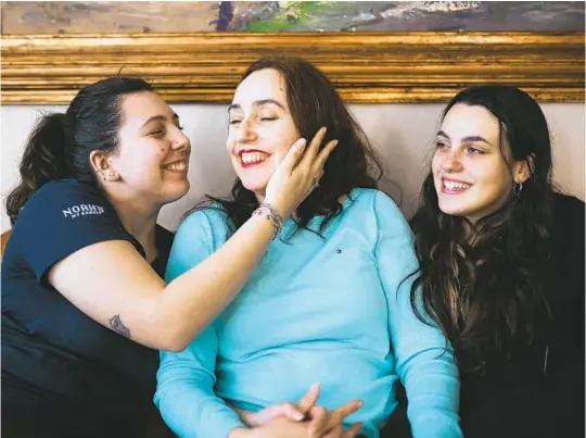  ?? MICHAELA VATCHEVA PHOTOS FOR THE WASHINGTON POST ?? ALS patient Anna Paula Pereira Hülle Mateus (center) with daughters Isadora (left) and Heloisa in their home in Lafayette, in Contra Costa County.