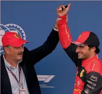  ?? ?? L’omaggio Carlos Sainz, 27 anni, festeggiat­o da Nigel Mansell (68)