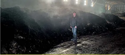  ?? ?? Patrice Pouliot devant une montagne de compost issu des rebuts animaux provenant de son abattoir.