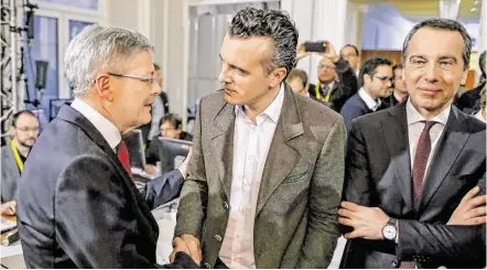  ?? BILD: SN/APA/GEORG HOCHMUTH ?? Koaliert LH Peter Kaiser (links) mit der FPÖ und ihrem Chef Gernot Darmann (Mitte)? Und was sagt SPÖ-Chef Christian Kern (rechts) dazu?