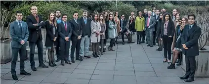  ?? FOTO: LUIS SEVILLA ?? El equipo de abogados del Área de Impuestos de EY Chile, encabezado por María Javiera Contreras, socia líder de Consultorí­a Tributaria y los socios Pablo Greiber, Alicia Domínguez, Silvana Tejos y Carlos Martínez.